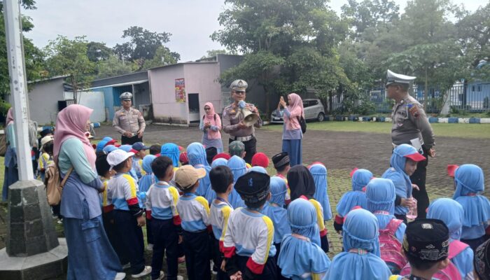 Satlantas Polresta Pati Kenalkan Tertib Lalu Lintas Sejak Dini kepada Siswa PAUD TPQ Al-Husna