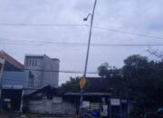 PJU Miring di Jalan Kenjeran Tak Kunjung Diperbaiki, Warga Desak Tindakan Nyata