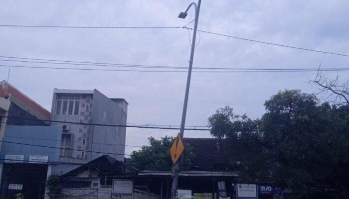 PJU Miring di Jalan Kenjeran Tak Kunjung Diperbaiki, Warga Desak Tindakan Nyata