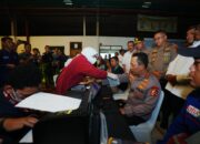 Momen Kapolri Ikut Donor Darah saat Hadiri Baksos HUT ke-53 Buruh KSPSI