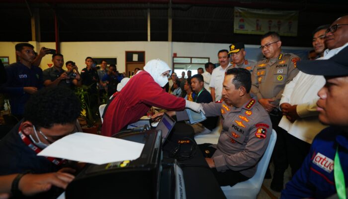 Momen Kapolri Ikut Donor Darah saat Hadiri Baksos HUT ke-53 Buruh KSPSI