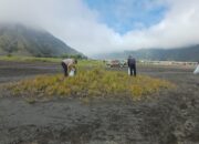 Gerakan Indonesia Asri, Polres Probolinggo Bersih – bersih Lokasi Wisata Bromo