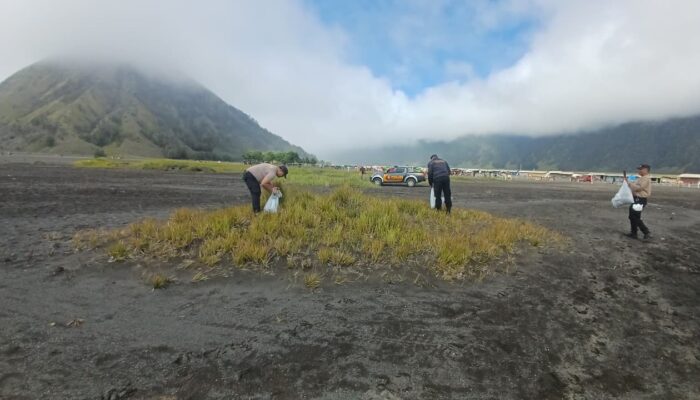 Gerakan Indonesia Asri, Polres Probolinggo Bersih – bersih Lokasi Wisata Bromo