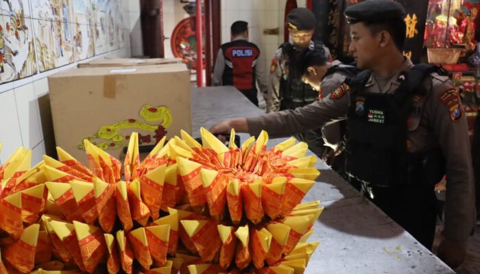 Polres Pelabuhan Tanjungperak Sterilisasi Klenteng Jelang Perayaan Imlek