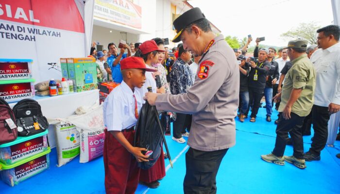 Tinjau Hunian Sementara Korban Bencana di Tapteng, Kapolri-Ketua Komisi IV Salurkan 16 Truk Bantuan Kemanusiaan
