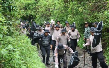 Gerakan Indonesia ASRI : Polres Magetan Gelar Korve di Jalur Pendakian Gunung Lawu