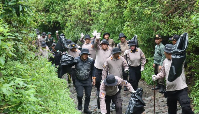 Gerakan Indonesia ASRI : Polres Magetan Gelar Korve di Jalur Pendakian Gunung Lawu
