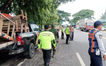 Satlantas Polres Pasuruan Tertibkan PKL dan Parkir Liar di Bundaran Sirkel Gempol
