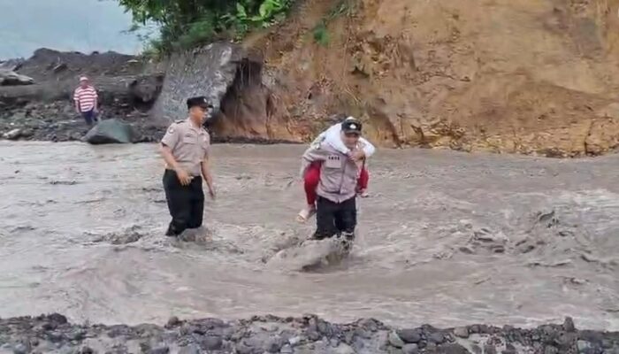 Aksi Heroik Polisi di Lumajang Gendong Siswa SD Seberangi Lahar Dingin Semeru