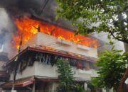 Rusun Sombo, di Lalap Sijago Merah Asap Hitam Membombong Tinggi Warga Panik Keluar Selamatkan Diri