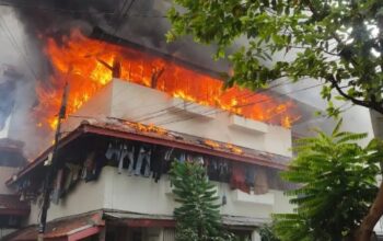 Rusun Sombo, di Lalap Sijago Merah Asap Hitam Membombong Tinggi Warga Panik Keluar Selamatkan Diri