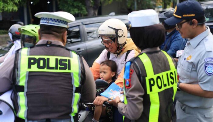 Polres Gresik Gencarkan Edukasi Keselamatan, Pengguna Jalan Tertib Dapat Cokelat