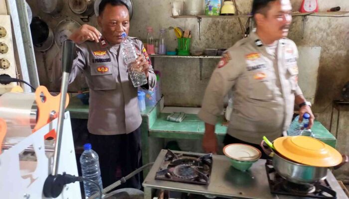 Razia Miras di Jalur Lingkar Selatan, Polsek Margorejo Amankan Empat Botol Arak Putih