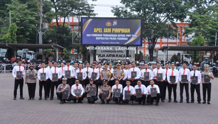 Kapolres Pasuruan Pimpin Apel dan Berikan Penghargaan kepada 38 Personel Berprestasi