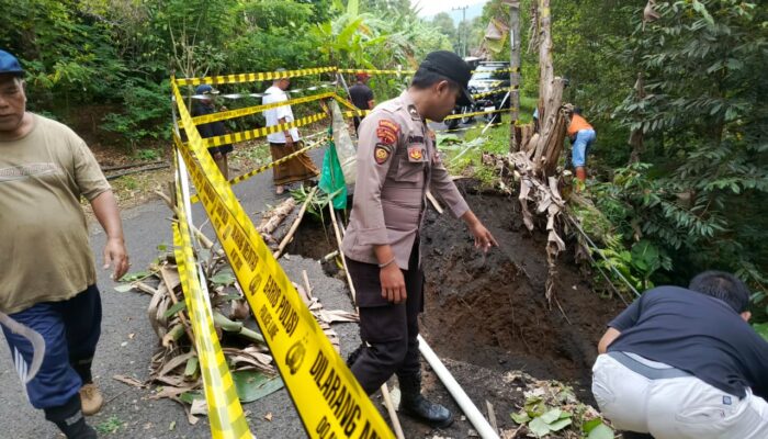 Pasang Police Line Polres Lumajang Tangani Longsor di Tempursari Kendaraan Berat Dilarang Melintas
