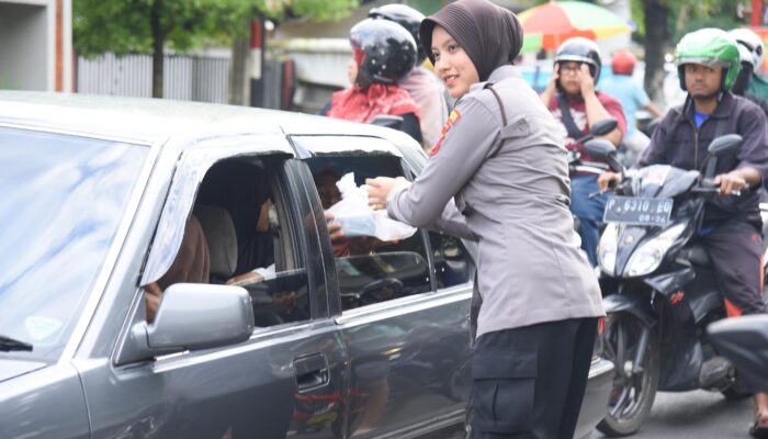 Semangat Ramadhan, Polwan Polres Bondowoso Tebar 500 Takjil di Pasar Induk