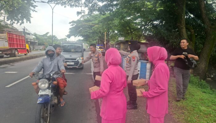 Kapolsek Purwosari Bersama Bhayangkari Bagikan 250 Takjil, Wujud Kepedulian di Bulan Ramadan