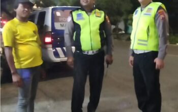 Satlantas Polsek Tambaksari Gercep Tindaklanjuti Laporan Warga Terkait Dump Truk Parkir di Badan Jalan