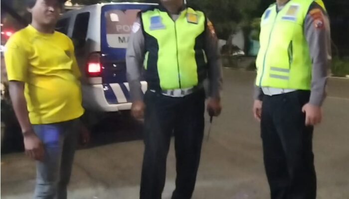 Satlantas Polsek Tambaksari Gercep Tindaklanjuti Laporan Warga Terkait Dump Truk Parkir di Badan Jalan