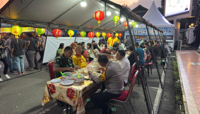 Toleransi Beragama di Pati, Polisi Kolaborasi Bersama Klenteng Hok Tiek Bio Bagi Porsi Buka Puasa Gratis