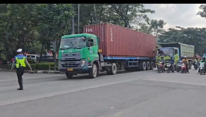 Polda Jateng Laksanakan Penyekatan Kendaraan Sumbu Tiga dalam Operasi Ketupat Candi 2026