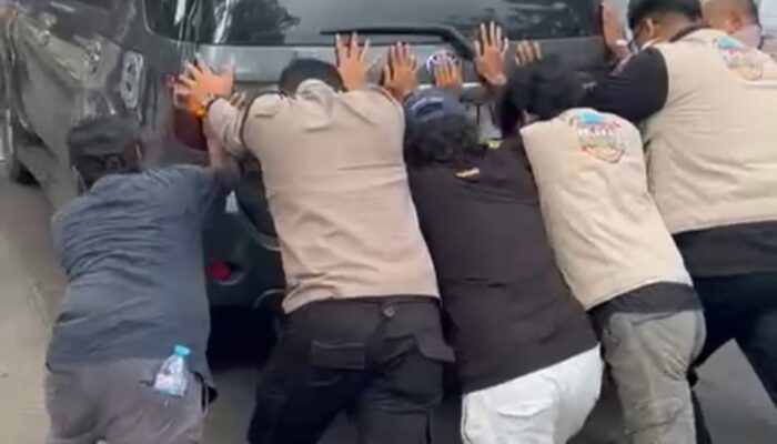 Sigap Personil Polsek Bubutan Dorong Mobil Mogok di Depan Pos PAM Pasar Turi