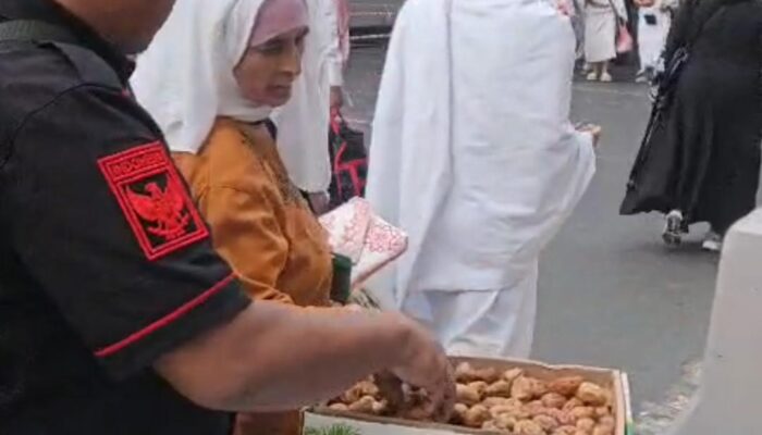 Brikom Internasional Hj. Shodiq Tebar Kebaikan di Bulan Ramadan di Tanah Suci Mekkah