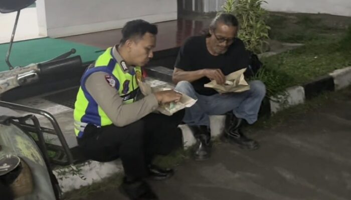 Vespa Kehabisan Bensin di Jalur Mudik, Aksi Humanis Polantas Pati: Ditolong hingga Diajak Makan Bareng