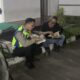Vespa Kehabisan Bensin di Jalur Mudik, Aksi Humanis Polantas Pati: Ditolong hingga Diajak Makan Bareng