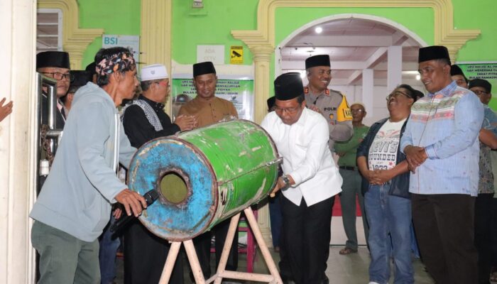 Wabup Toba Pukul Bedug Menandai Dimulainya Malam Takbiran