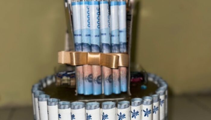 Polda Jawa Timur Berikan Parsel Unik dari Uang Pecahan Jadi Bentuk Apresiasi untuk Kaperwil Media Garudasiber