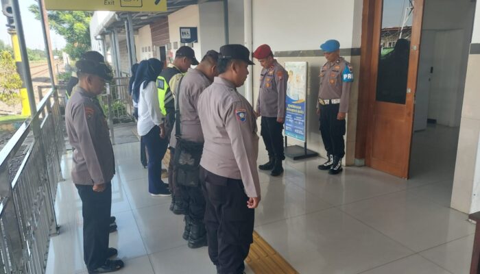 Terpantau Stasiun Bangil Masih Lengang, Polisi Polres Pasuruan Tetap Siaga