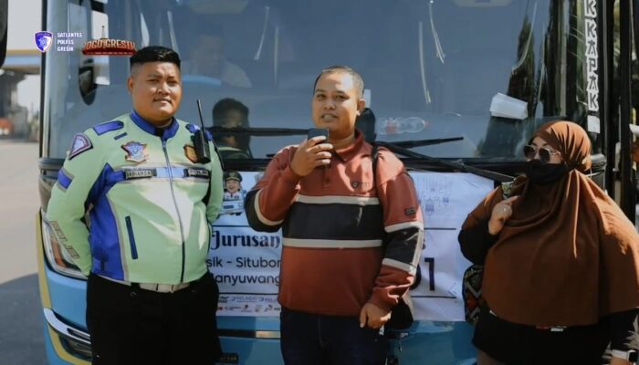 Aksi Heroik Satlantas Polres Gresik, Antarkan Pasutri Asal Situbondo yang Ketinggalan Bus Mudik