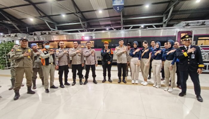 Operasi Usai, Pos Pam Polsek Bubutan Tetap Siaga Pantau Arus Mudik dan Balik di Stasiun Pasar Turi