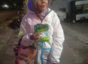 Demi Mengais Rezeki, Perempuan Penjual Permen Ziplong Keliling dari Siang hingga Malam