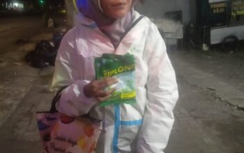 Demi Mengais Rezeki, Perempuan Penjual Permen Ziplong Keliling dari Siang hingga Malam