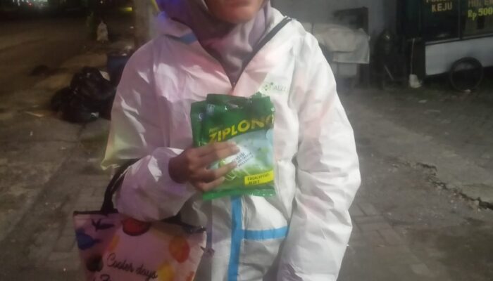 Demi Mengais Rezeki, Perempuan Penjual Permen Ziplong Keliling dari Siang hingga Malam