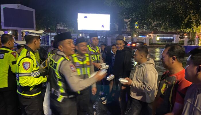 Sahur On The Road, Satlantas Polresta Pati Tebar Kepedulian dengan Bagi Bahan Makanan dan Edukasi Keselamatan