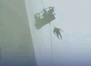 Dua Pekerja Pembersih Kaca Tergelantung di Lantai 20 Saat Hujan Deras dan Angin Kencang Terjang Surabaya Barat