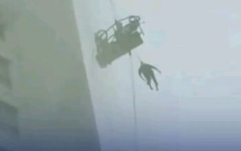 Dua Pekerja Pembersih Kaca Tergelantung di Lantai 20 Saat Hujan Deras dan Angin Kencang Terjang Surabaya Barat