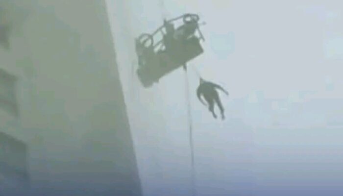 Dua Pekerja Pembersih Kaca Tergelantung di Lantai 20 Saat Hujan Deras dan Angin Kencang Terjang Surabaya Barat