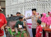 Polres Trenggalek dan Bhayangkari Berbagi Ratusan Menu Buka Puasa Gratis