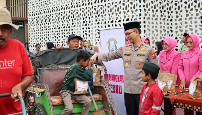 Polres Trenggalek dan Bhayangkari Berbagi Ratusan Menu Buka Puasa Gratis