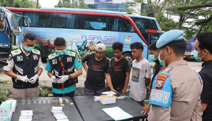 Pastikan Keselamatan Perjalanan Polres Tanjung Perak Cek Urine 43 Sopir Truk dan Bus Jelang Mudik Lebaran.