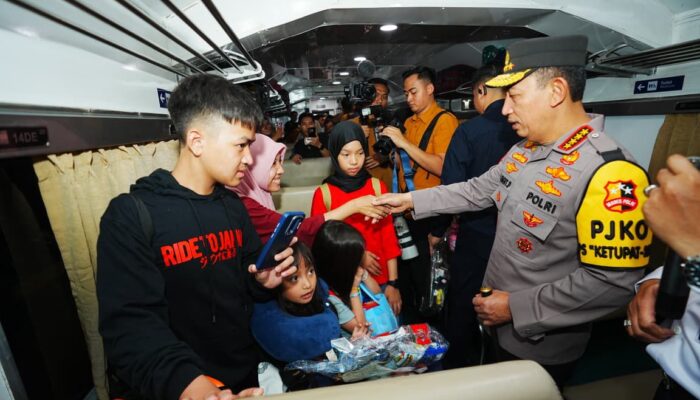 Tinjau Stasiun Surabaya Gubeng, Kapolri Instruksikan Beri Pelayanan Maksimal ke Pemudik
