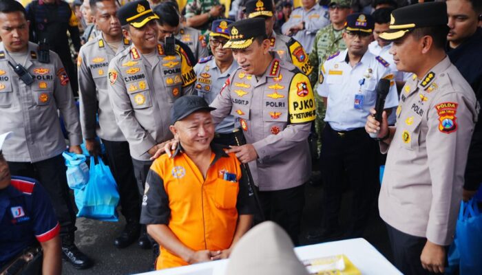 Tinjau Terminal Purabaya, Kapolri ke Sopir Bus: Hati-Hati dan Jaga Keselamatan Pemudik