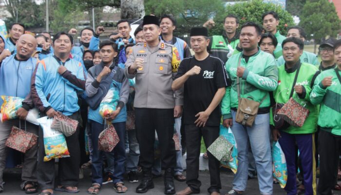 Sinergi Polres Bondowoso dan PKDI Hadirkan Senyum Ojol Saat Menjelang Berbuka