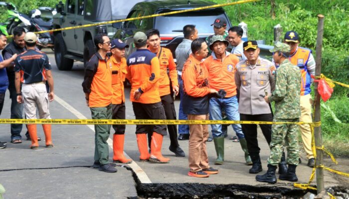 Polres Probolinggo Beri Bantuan Pipa Air Bersih Pascalongsor di Lumbang