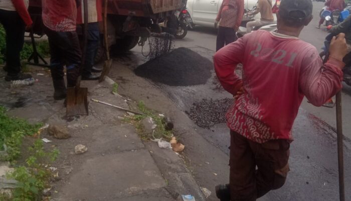 Perbaikan Jalan Kenjeran Rampung, Lubang Ditambal Cepat di Simpang Empat