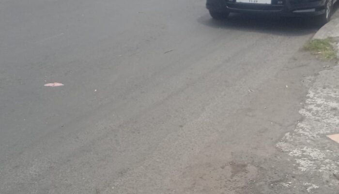 Parkir Sembarangan di Depan Apotek Silviana Picu Kemacetan dan Bahayakan Pengendara